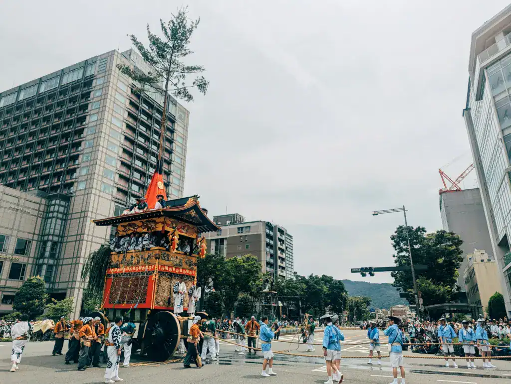 祇園祭十字路口大轉彎